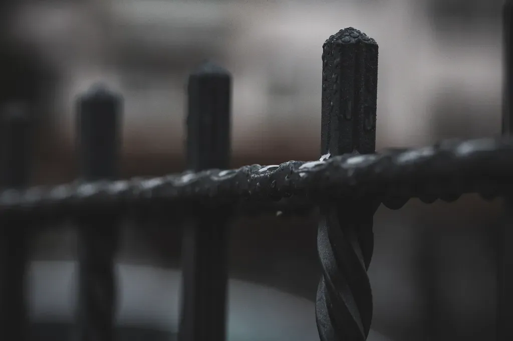 Farba do ogrodzeń metalowych