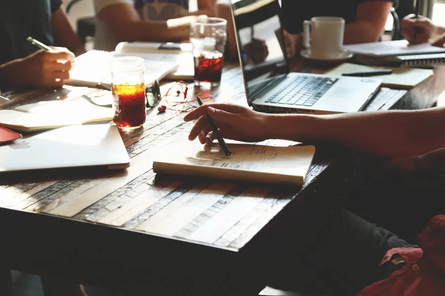 Ergonomiczne meble i akcesoria: jak zadbać o zdrowie pracowników poprzez właściwe wyposażenie biura
